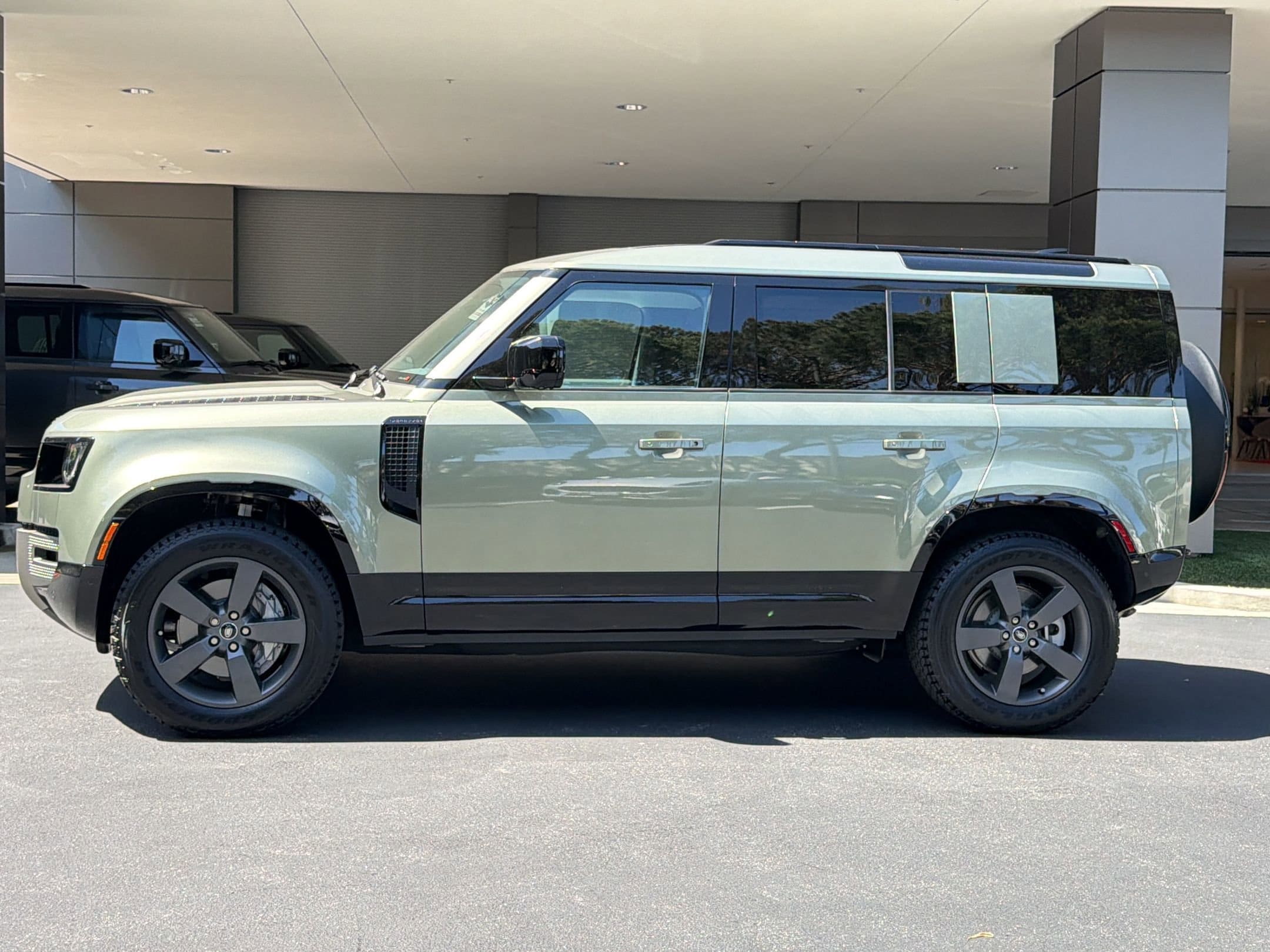 land rover defender 2025 SALE27EU4S2430487 image land rover defender 2025 SALE27EU4S2430487 image